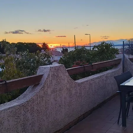 T3 Spacieux Avec Vue Sur L'etang De Thau Au 1er Etage D'une - Entree Independante *