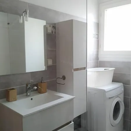 T3 Spacieux Avec Vue Sur L'etang De Thau Au 1er Etage D'une - Entree Independante *