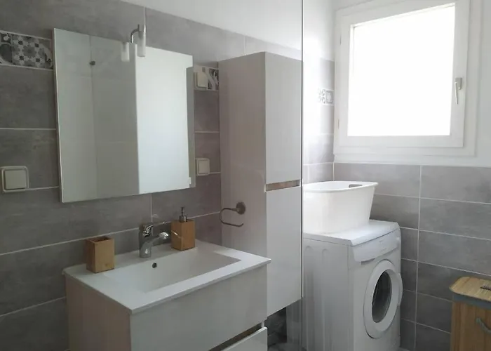 T3 Spacieux Avec Vue Sur L'etang De Thau Au 1er Etage D'une - Entree Independante *