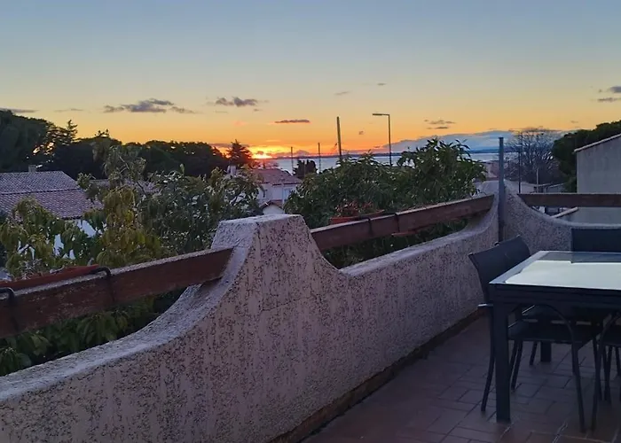 T3 Spacieux Avec Vue Sur L'etang De Thau Au 1er Etage D'une - Entree Independante *